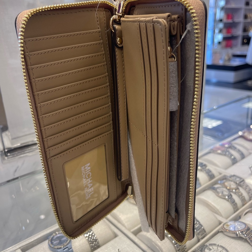 MICHAEL KORS JST Lg Pebbled Leather Continental Wristlet Wallet Phone Hold
Camel - Picture 8 of 16